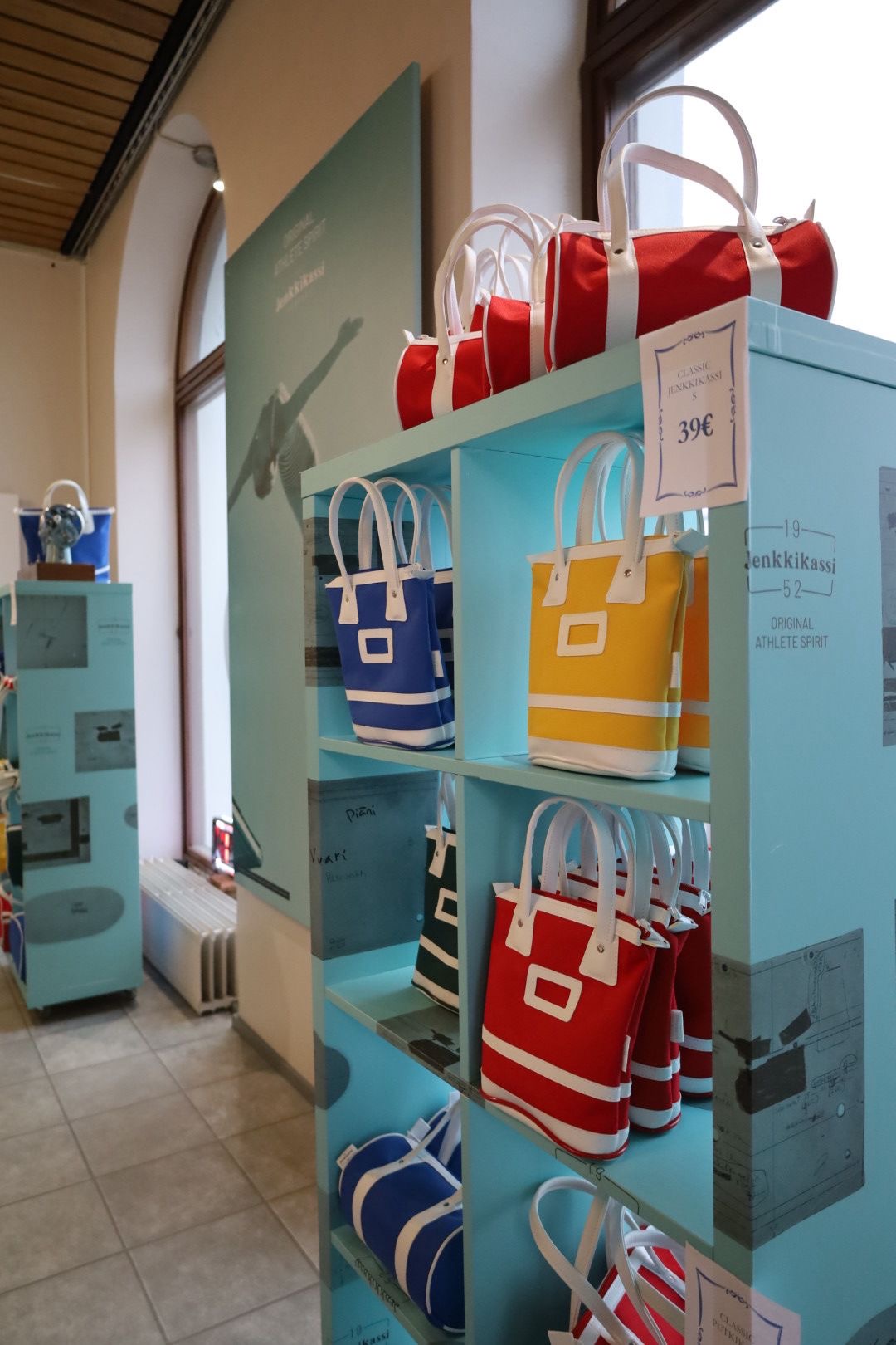 Suomalaisen käsityön juhlaa perjantaina 5.12.2025 Jenkkikassin laukkutehtaalla Alavuden keskustassa klo 13.00-17.30.