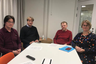 OP Alavus ja MTK:n Alavuden ja Töysän yhdistykset investoivat tulevaisuuteen sponsoroimalla biokaasuselvitystä. Kuvassa vasemmalta oikealle: Sami Pennala MTK:n Töysän yhdistyksestä, Jussi Ruuhela Alavuden Seudun Osuuspankista, Jari Sippola MTK:n Alavuden yhdistyksestä ja Ulla Koivisto Alavuden Kehitys Oy:stä.