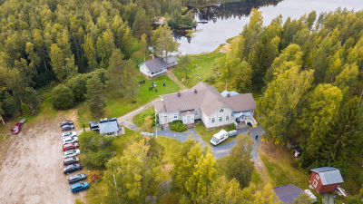 Kartano sijaitsee kauniilla paikalla Kuorasjärven eteläpäässä Alavuden Sydänmaalla.
